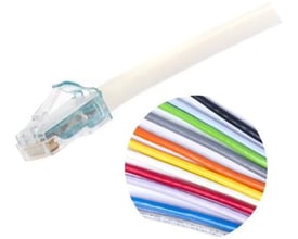 CommScope Mino6A Cat 6A U/UTP-patchkabel på 13,7 meter med RJ45-stik og et udsnit af kabelledere.