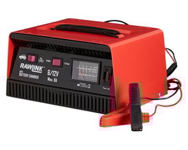 Rød og sort batterilader med håndtag, mærket RAWLINK 6/12V Max. 8A, viser amperemeter og røde/sorte klemmer.