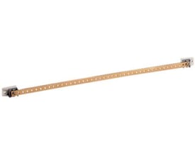 Lauritz Knudsen jordskinne til F. Office Rack i messing med 12 mm hulafstand og grå terminaler i hver ende.