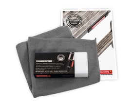 Telesteps vedligeholdelsessæt med gråt mikrofiberhåndklæde, en hvid rengøringssvamp og vejledningsark med instruktioner på hvid baggrund.