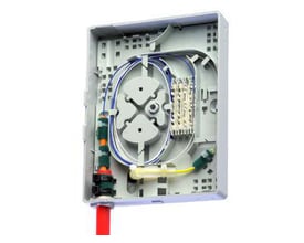 CommScope Splidseboks FTUO-M-U-NN-1 i plast med interne fiberoptiske kabler og splidsekassette, klar til installation.