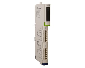 Schneider Electric STB AVI 1270 analog I/O-modul til industriel automation, vist fra siden med terminaler og statusindikatorer.