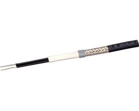 Detaljeret billede af Raychem 8BTV2-CT varmekabel, viser skærm, isolering og sorte tilslutningsledninger.