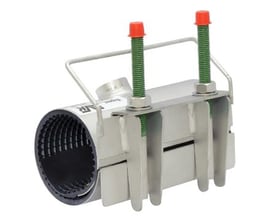 AVK bandagemuffe type FSA i rustfrit stål AISI 316 med BSP-afgang, passer til 135-145 mm rør, vist med gevindbolt og NBR-pakning.