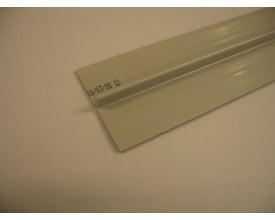 Legrand klemmeskjold på 1 meter, 45 mm bredt, i lys grå plast med en central rille.