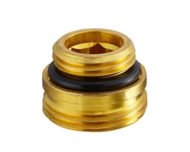 Overgangsnippel i messing med 1/2” og 3/4” gevind, komplet med sort pakning, isoleret på hvid baggrund.