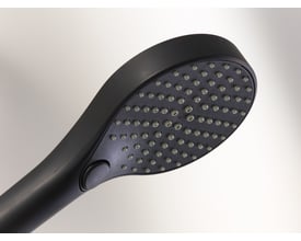 Nærbillede af Oras Optima Style håndbruser i mat sort, viser brusehovedets detaljerede dyser og ergonomiske form.