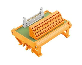 Weidmüller interface-modul størrelse 50 med orange terminalrække og gråt plug-in-stik, set skråt forfra.