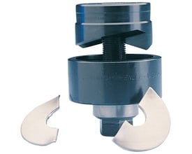 Klauke SLUG-BUSTER metalpladehulstanser på 60 mm med stanset metalstykker liggende ved siden af.