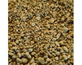 Nærbillede af absorberende granulat i en lys, gyldenbrun farve, 10 kg pakke.