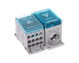 Kompakt distributionsblok CS 1613.400, 400A med blå transparente låg og grå kappe, viser både indgående og udgående terminaler på hvid baggrund.