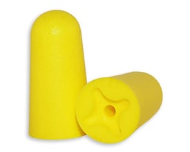 To gule Activewear PF1X ørepropper i PU-skum, hvor enden med åbningen ses på den ene; dæmpning 37 dB.