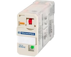 Schneider Electric elektromekanisk relæ i klar plastemballage, mærket 110V 50/60HZ med en grøn indikatorlampe.
