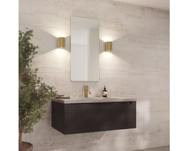 Loevschall Refine spejl med ramme i børstet messing, 45x90 cm, monteret over et mørkt underskab på en badeværelsesvæg.