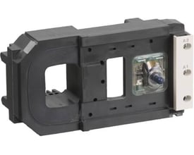 Schneider Electric TeSys spole LX1FK220 i sort plast med tydelige A1 og A2 terminaler på en hvid baggrund.