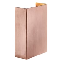Oplev Nordlux Fold 10 UpDown udendørs væglampe i kobber, designet af Henrik Bønnelyck. Med sit enkle og stilfulde udtryk minder lampen om et stykke papir, der er foldet, hvilket giver et moderne og elegant look. Den udsender et blødt og indbydende lys både opad og nedad, hvilket skaber en hyggelig atmosfære. Den robuste konstruktion sikrer holdbarhed, samtidig med at det tidløse design passer perfekt til enhver facade.

**Hovedegenskaber:**
1. Stilrent design inspireret af papirfoldning.
2. Udsender blødt lys opad og nedad.
3. Fremstillet i holdbart kobbermateriale.
4. Velegnet til udendørs brug.
5. Skaber en hyggelig og indbydende atmosfære.
6. Let at installere i forskellige udendørs omgivelser.