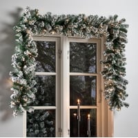 Nordic Winter kunstig granguirlande, 270 cm, med LED lys og sne
