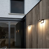 **Nordlux Agena - Væglampe - Sort** er den ideelle løsning til det moderne hjem, hvor funktionalitet møder stil. Denne trådløse, soldrevne væglampe har et minimalistisk design, der passer ind i enhver indretning. Opladningen sker i løbet af dagen via sollys, og når lampen registrerer bevægelse, tændes det nedadvendte lys automatisk. Ideel til at belyse hoveddøren eller terrassen, skaber Agena både sikkerhed og atmosfære. Gør dit udendørsområde lysere og mere indbydende med denne elegante lampe.

- Trådløst og soldrevet design
- Automatisk tænd/sluk ved bevægelse
- Minimalistisk og moderne æstetik
- Perfekt til udendørs brug, især ved indgange
- Nedadvendte lys giver effektiv belysning
- Energivenlig løsning uden elregning