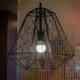 V-TAC LED-pære lyser i en sort, geometrisk pendellampe med åbent metalstel.