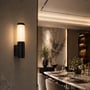 V-TAC LED-væglampe med varmt lys monteret på en væg i en elegant spisestue.
