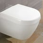 Skråt kig ned over den hvide Villeroy & Boch Subway 2.0 væghængte toiletskål med låg på.
