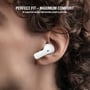 En hvid 4smarts SkyBuds Air-øretelefon sidder i øret og viser den stilrene form og pasform.