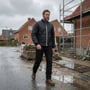 Mand bærer den sorte quiltetjakke Kansas Edge 100792 på en byggeplads, set forfra med lynlåsen lukket.