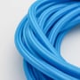 Detaljeret optagelse af den lyseblå stofledning, som fremviser den ensartede tekstilbeklædning på 2x0.75 mm² ledere.