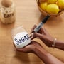 Nærbillede af skrå spidsen på en sort Sharpie permanent tusch, klar til brug.
