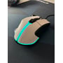 White Shark Marrok gamingmus set skråt fra siden med hvidt design og turkis lys langs kanten.