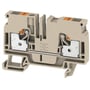 Weidmüller gennemgangsklemme A2C 6, beige, med to PUSH IN tilslutninger til 6mm² ledere, vist med metalterminaler.