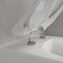 Villeroy & Boch Avento-toilettet set nedefra med synlige beslag under den væghængte skål.
