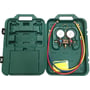 Refco BM2-3-DS-R290 2-vejs analogt manifoldsæt i åben plastkuffert, set med begge kuffertens halvdele.