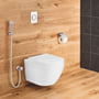 Grohe Euro keramik væghængt toilet i et moderne badeværelse med trævæg og gulv, vist med håndbruser og skylleknap.
