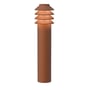 Louis Poulsen Bysted Garden lang pullert i corten finish, med en diameter på 132 mm og en højde på 534 mm, afgiver et varmt lys på 2700K.