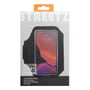 Emballagen til STREETZ sort sportsarmbånd viser produktet med smartphone og fremhæver de reflekterende detaljer.