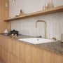 Lavabo Alkymist 788 RS Square køkkenarmatur ses monteret ved vasken i et køkken med træfronter.