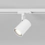 Astro Lighting Ascoli skinnespot i mat hvid monteret på en skinne, set skråt nedefra med lys i spotten.
