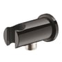 Vinklet frontbillede af Grohe Rainshower dækvinkel med holder i poleret hard graphite, illustrerer udskæring til håndbruser.