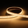 Ansell Lighting P-Cell LED bånd, 5 meter, der er bøjet og ligger på en mørk baggrund med varmt, hvidt lys.