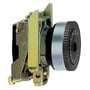 Detalje af Schneider Electric ZB4BD922 potentiometer greb, der viser den sorte drejeknap og sølvdetaljer på en 22 mm enhed.