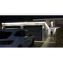 LEDlife Type Q LED-strip lyser langs kanten af en garagefacade ved en indkørsel om aftenen.