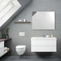 Dansani YOU spejl 80 x 100 cm med afrundede hjørner monteret over et hvidt badeværelsesmøbel med vask og toilet på en grå væg.