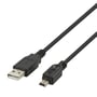 Deltaco USB 2.0-kablets USB-A- og mini-B-stik ses skråt fra tæt hold på den sorte ledning.