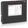 Danfoss AK-SM 850A system manager set skråt forfra fra venstre med skærm og ventilationsåbninger på siden.
