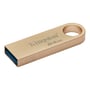 Kingston DataTraveler SE9 G3 64GB USB-stik i guld set fra en vinkel, der fremhæver USB 3.2-porten og metalkonstruktionen.