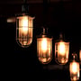 V-TAC LED-pærer i glas med metalbeskyttelse, oplyst med ekstra varmt lys i mørke omgivelser.