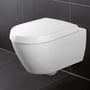 Villeroy & Boch Subway 2.0 toiletskål set fra siden, monteret på en mørk flisevæg med låget lukket.