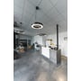 Flere SLV Medo ring LED-pendler i sort hænger oplyst fra loftet i et moderne kontor.