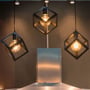 Tre moderne cube-formede lamper med V-Tac 6W LED globepærer, monteret over et køkkenbord eller lignende.